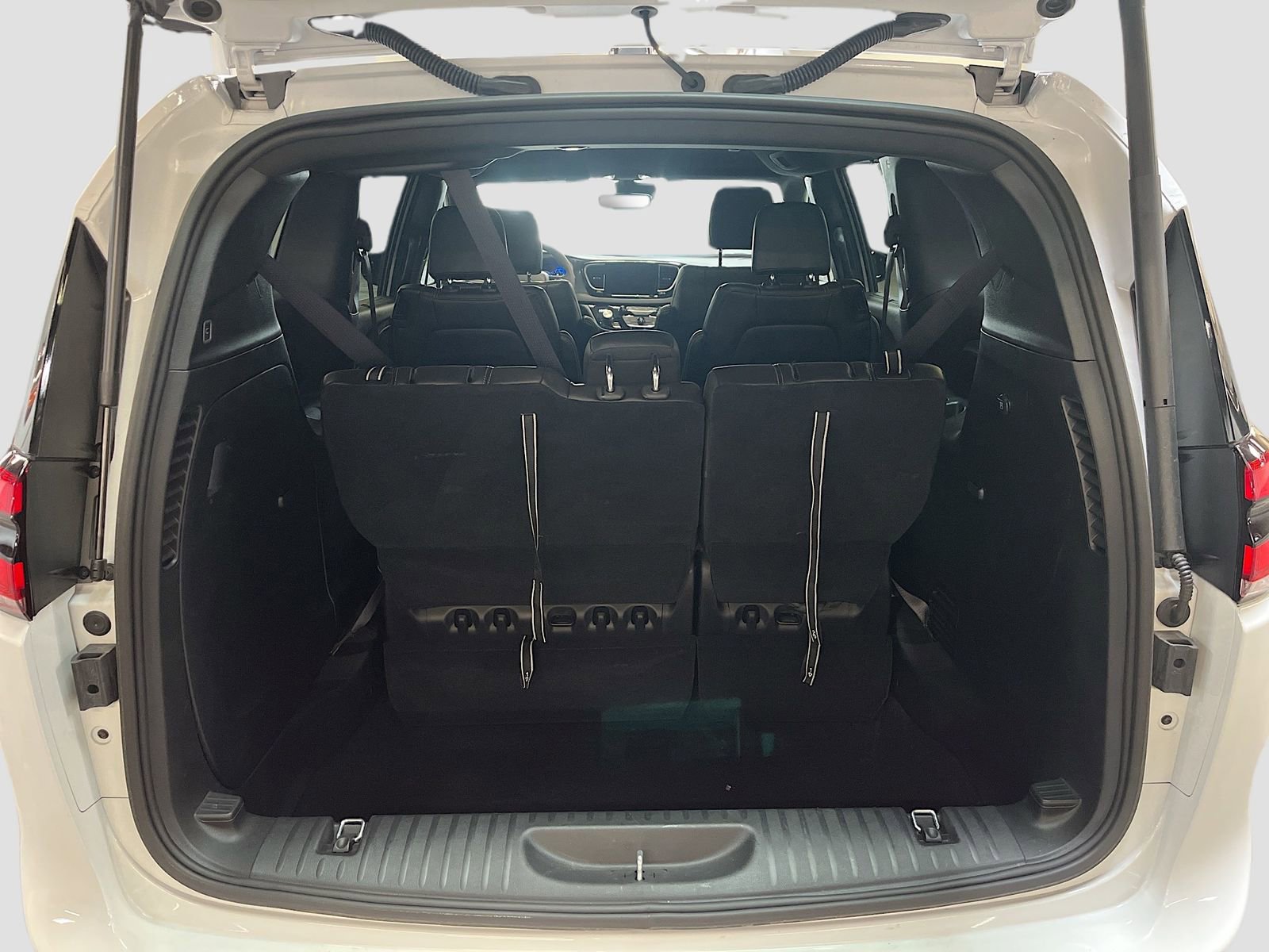 Used 2026 Chrysler Pacifica Select image 25