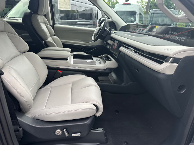 New 2026 Lincoln Navigator L Premier AWD/4WD image 15