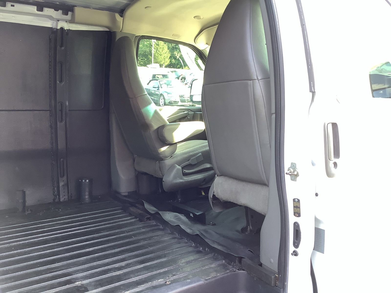 Used 2016 Chevrolet Express 3500 Extended image 14