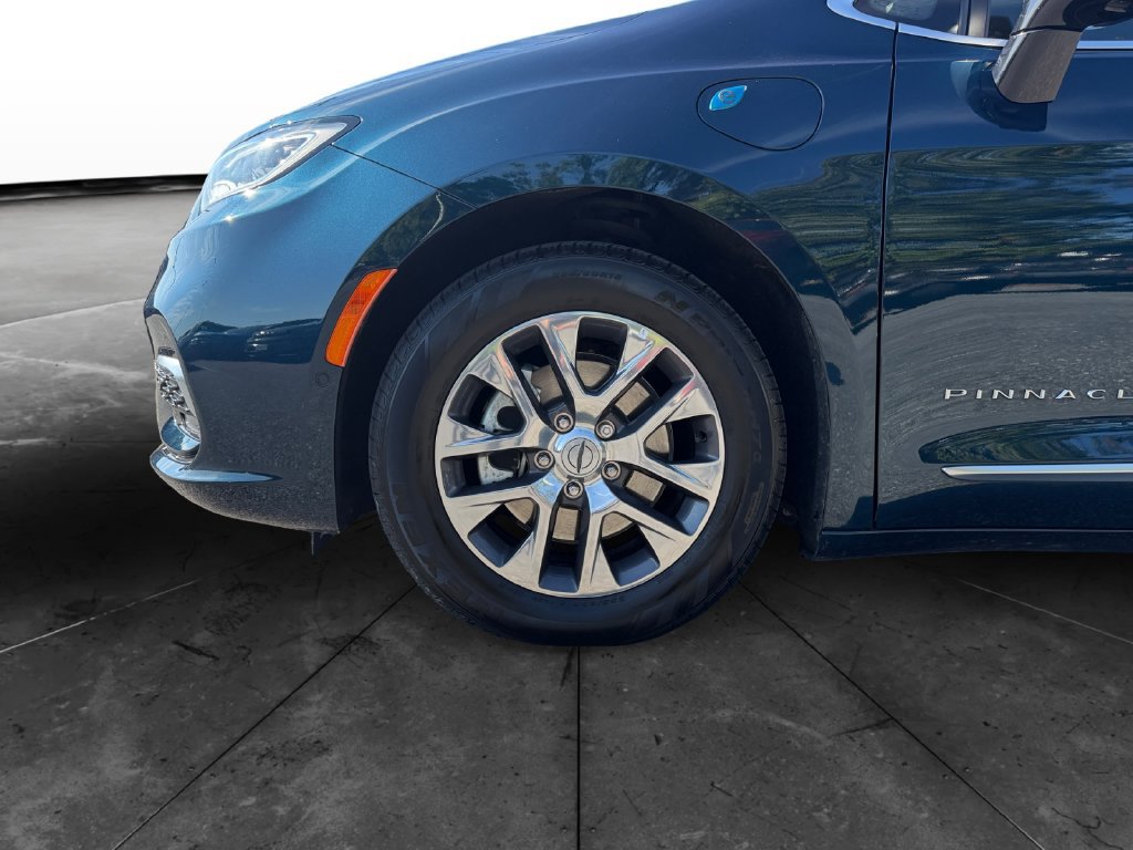 Used 2023 Chrysler Pacifica Pinnacle FWD image 14