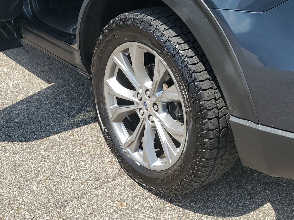 Used 2022 Ford Explorer XLT w/ Equipment Group 202A AWD/4WD image 35
