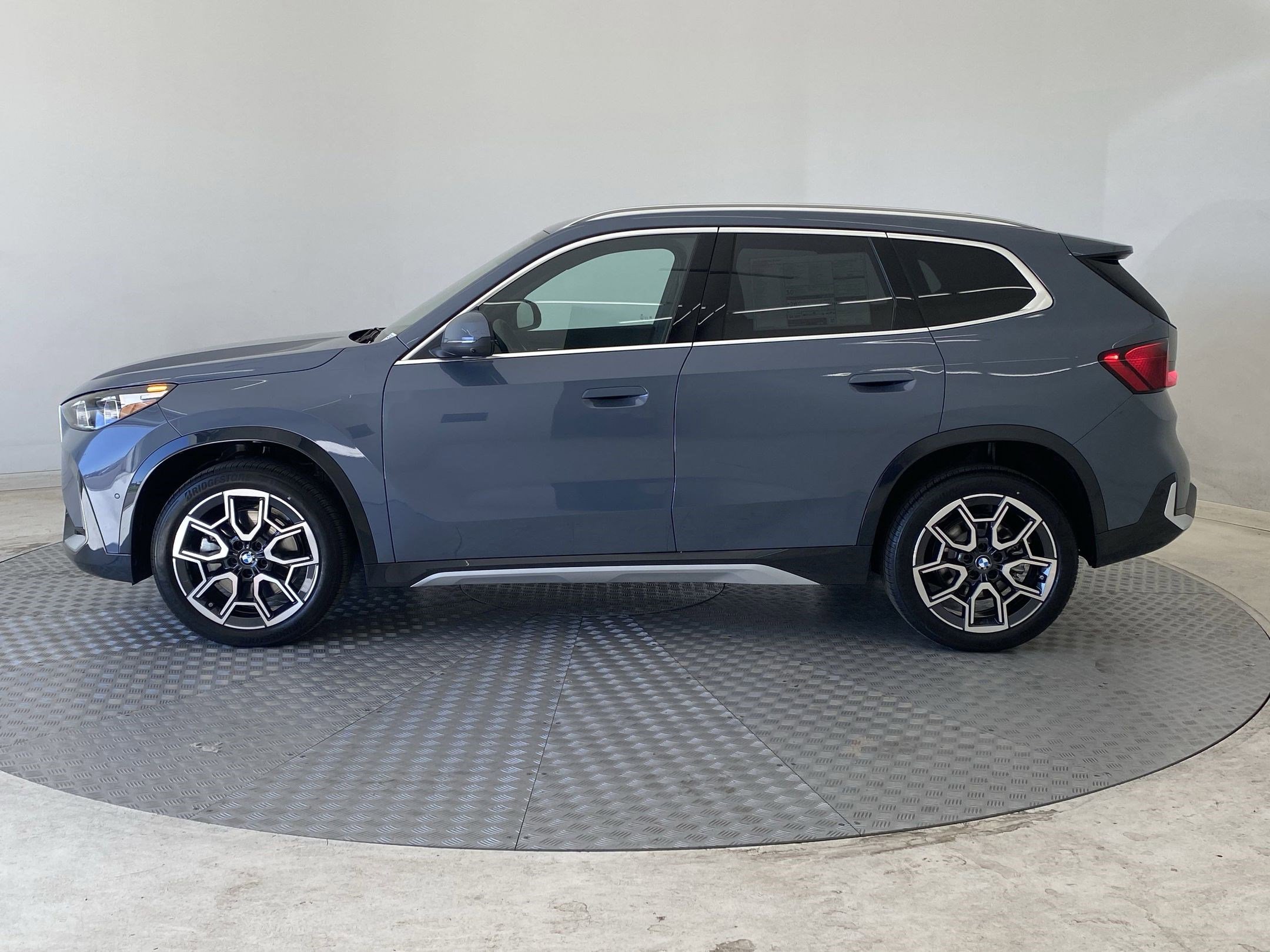 Used 2025 BMW X1 xDrive28i w/ Technology Package image 2