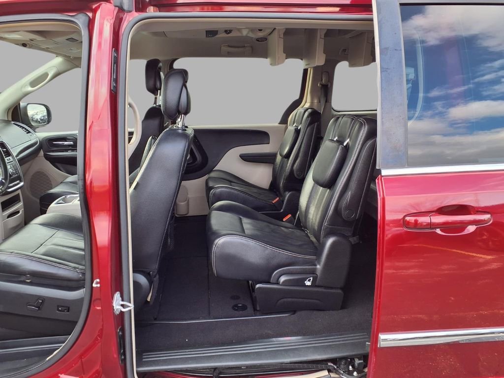 Used 2014 Chrysler Town & Country Touring image 28