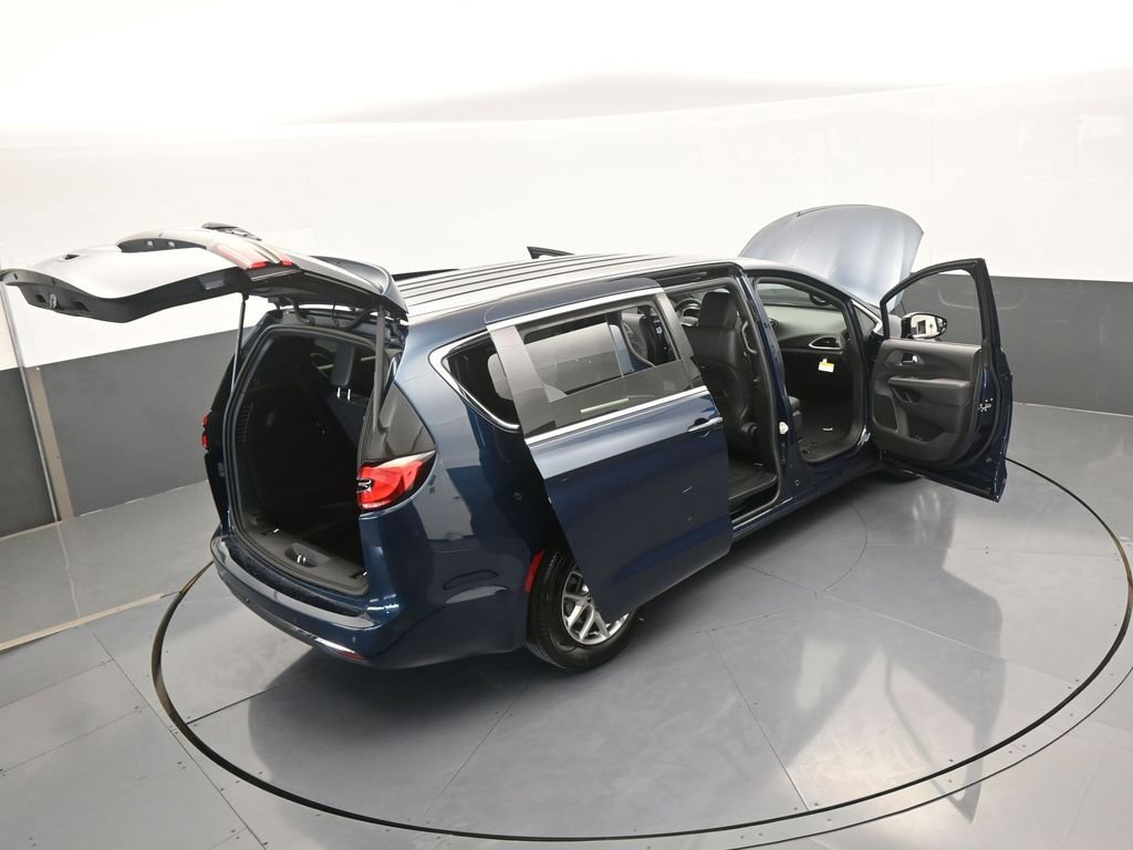 Used 2025 Chrysler Pacifica Select image 62