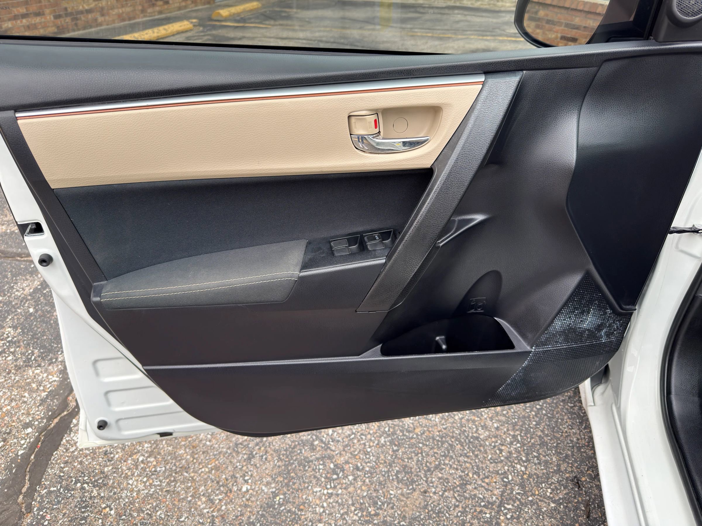 Used 2016 Toyota Corolla LE FWD image 23