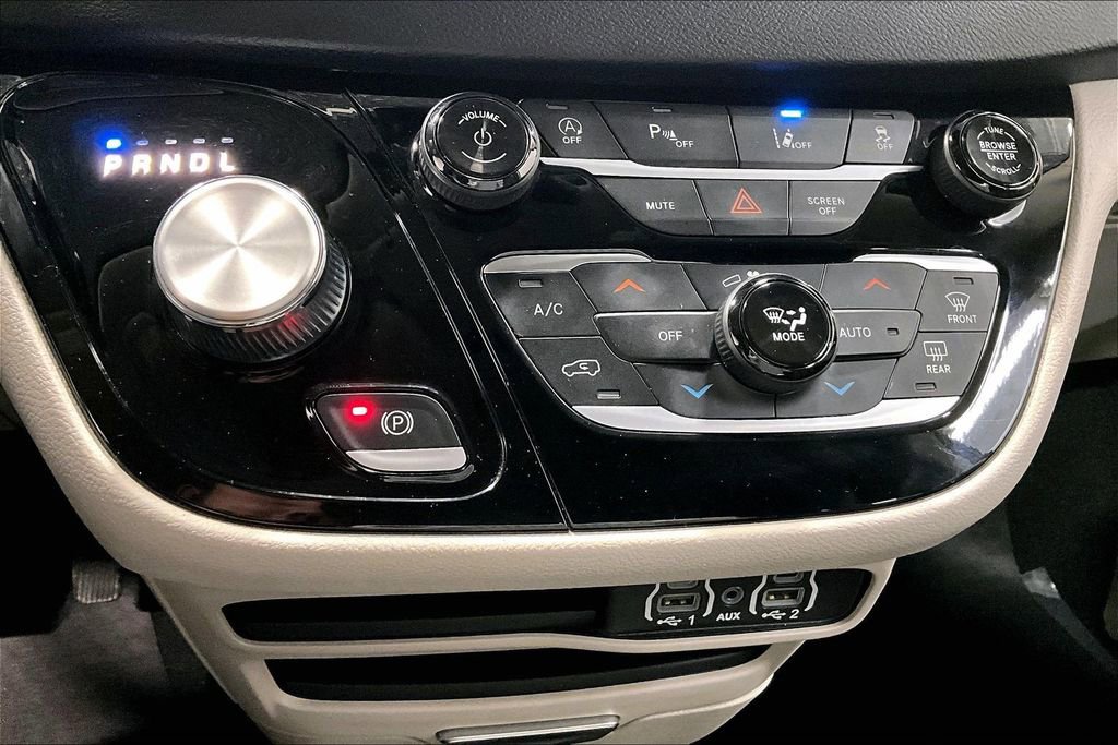 Used 2023 Chrysler Pacifica Touring-L image 16