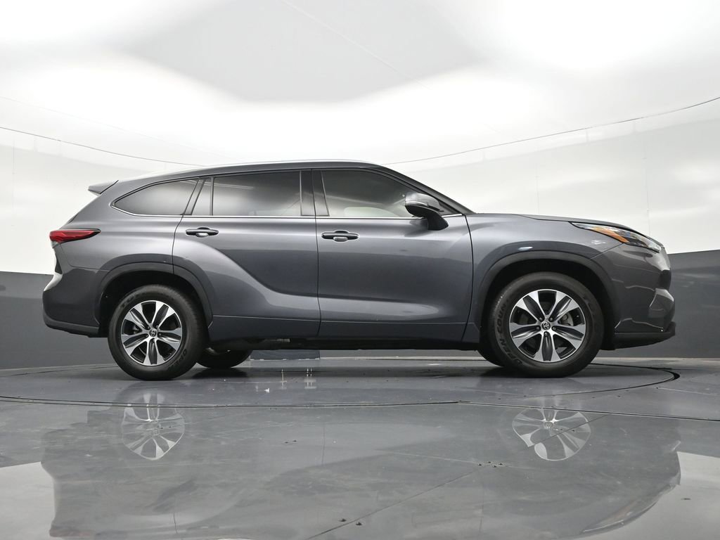Used 2022 Toyota Highlander XLE FWD image 29