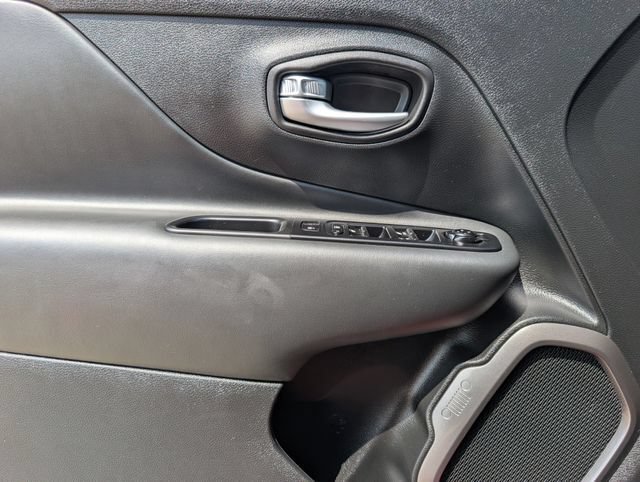Used 2023 Jeep Renegade Latitude w/ Premium Group AWD/4WD image 16
