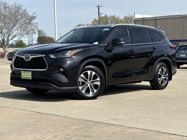 Used 2022 Toyota Highlander XLE image 2