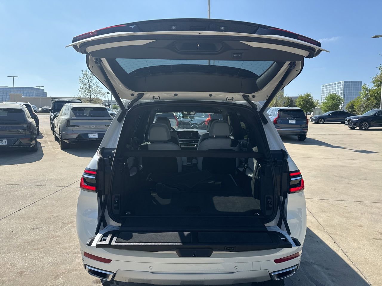 Used 2025 BMW X7 xDrive40i w/ Climate Comfort Package image 9