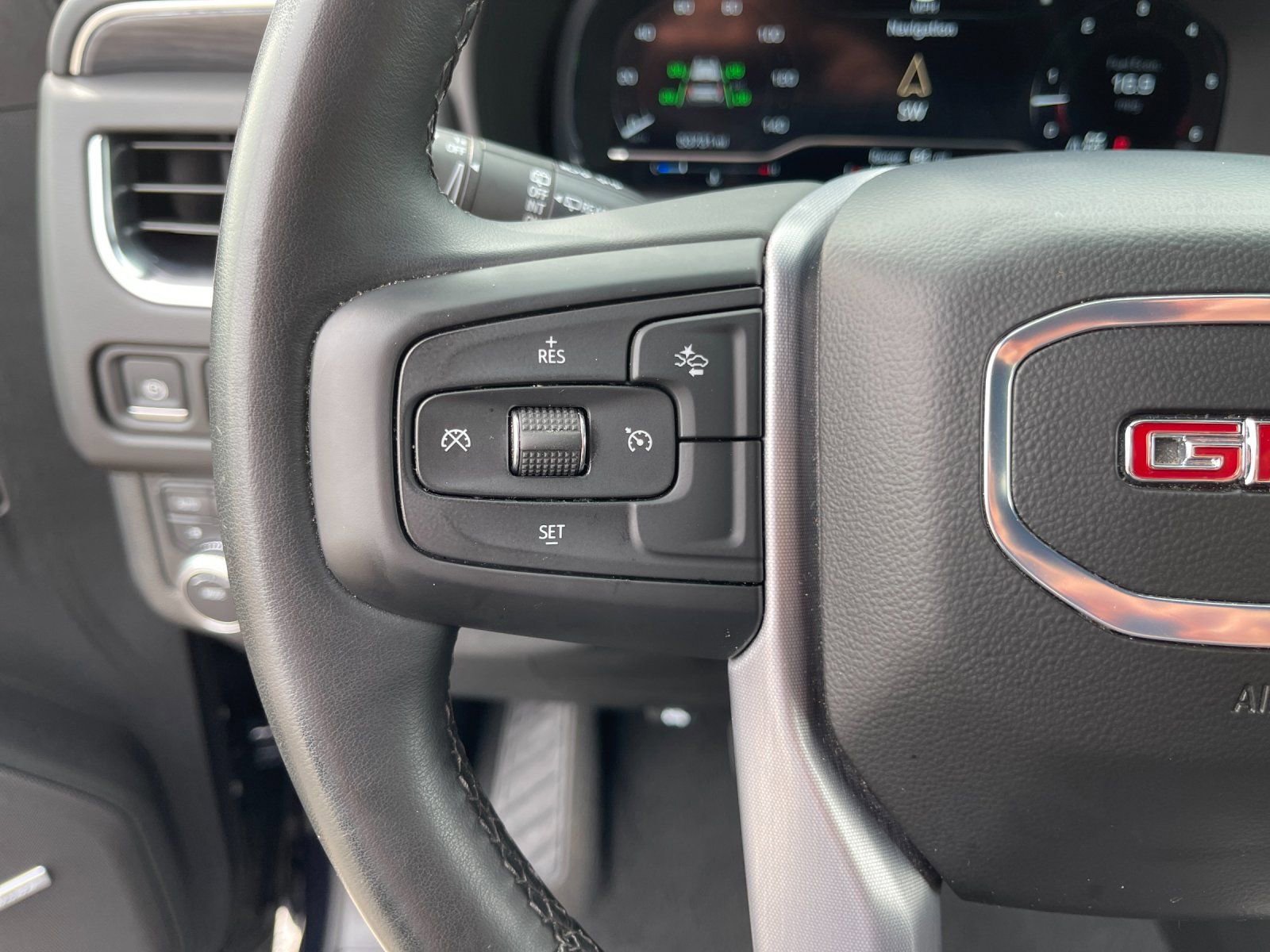 Used 2024 GMC Yukon SLT image 28