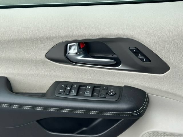 Used 2022 Chrysler Pacifica Touring-L FWD image 18