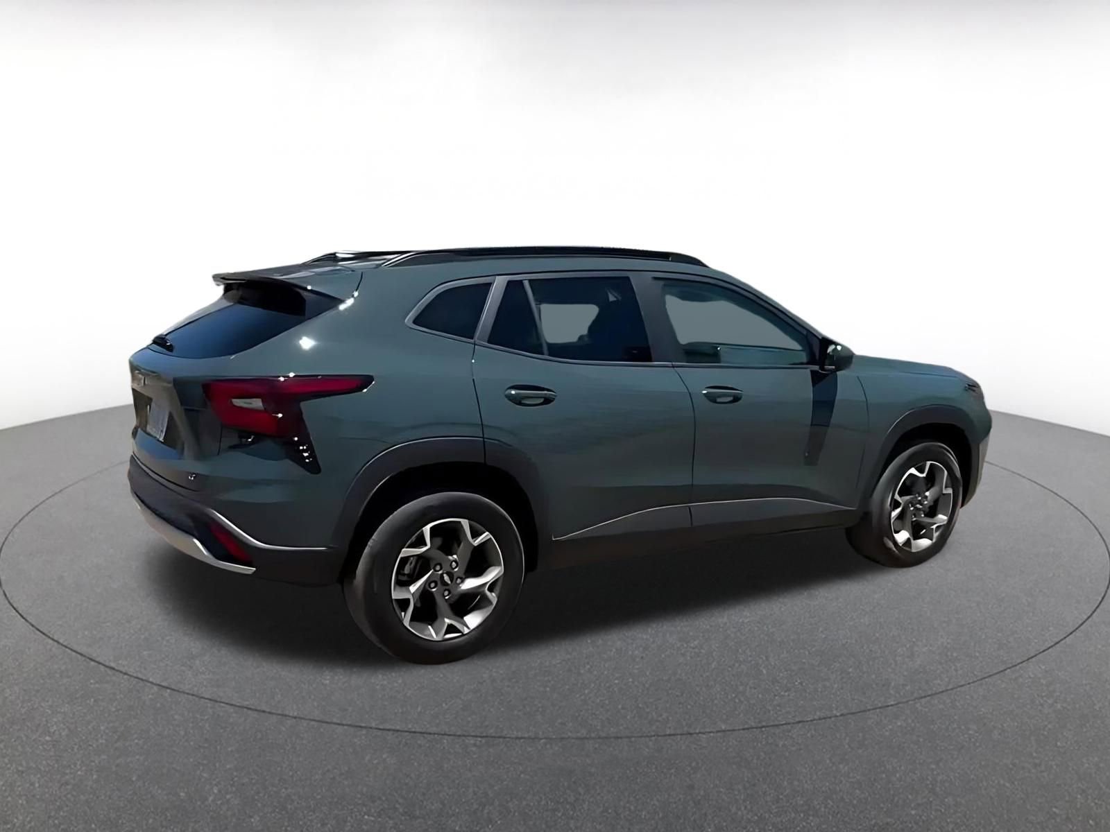 Used 2025 Chevrolet Trax LT FWD image 14