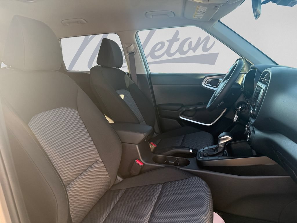 Used 2025 Kia Soul LX w/ LX Technology Package FWD image 18