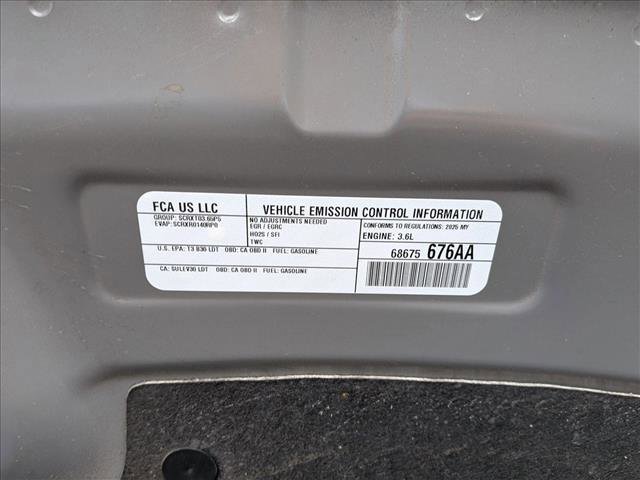 Used 2025 Chrysler Pacifica Select image 14