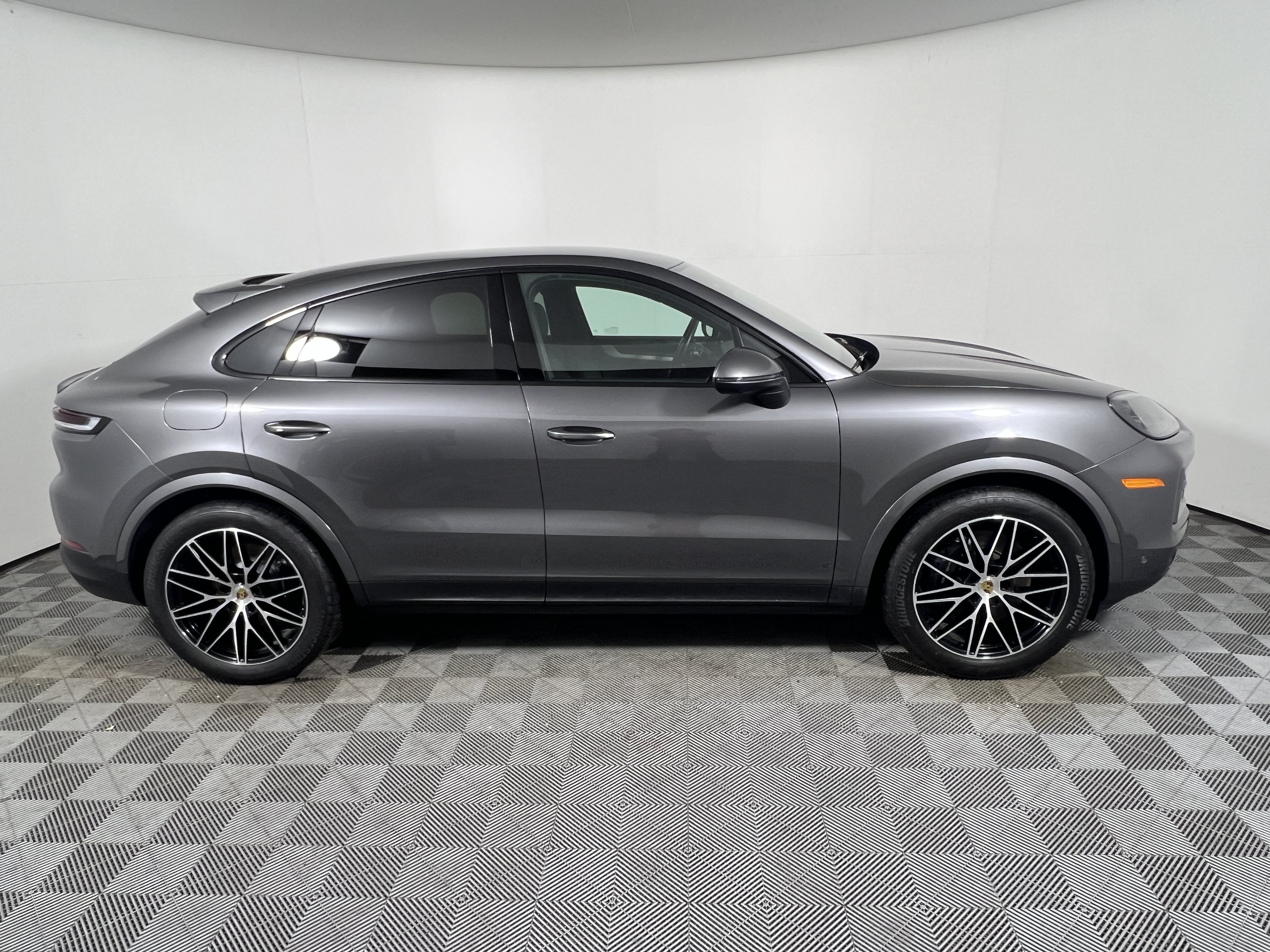 Certified 2024 Porsche Cayenne Coupe AWD/4WD image 8