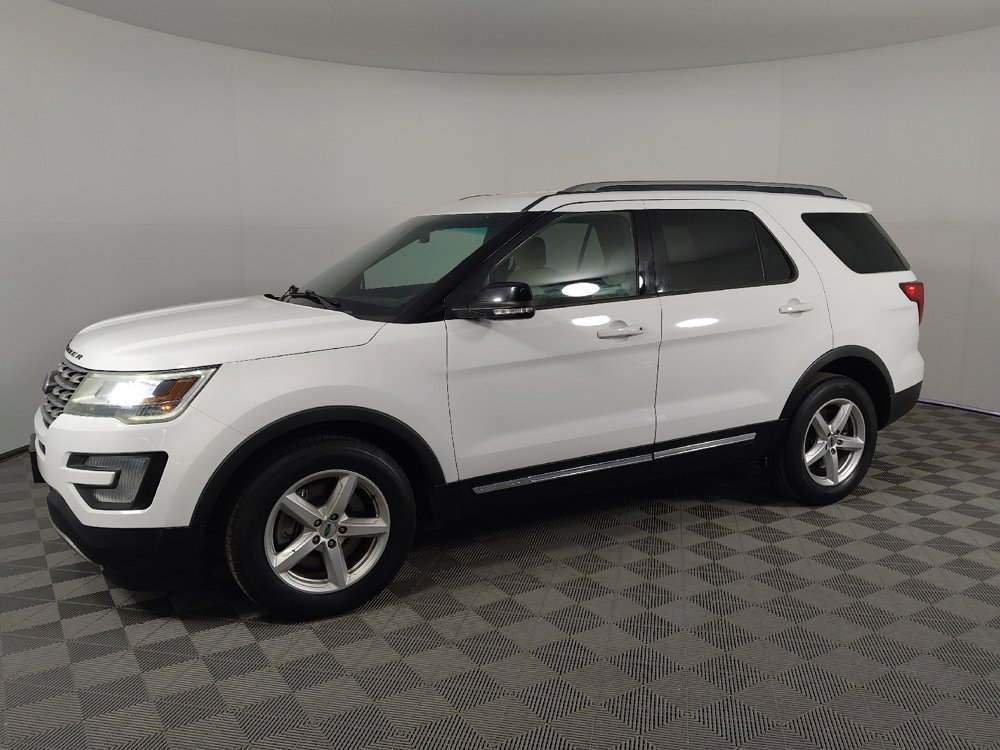 Used 2017 Ford Explorer XLT FWD image 2