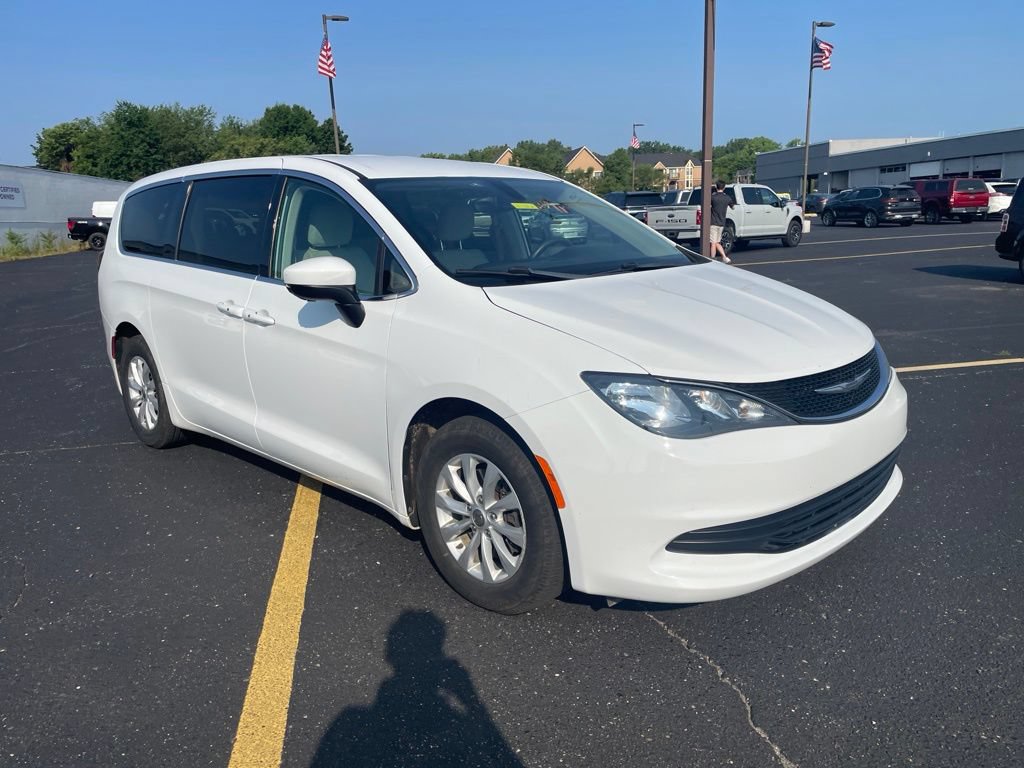 Used 2017 Chrysler Pacifica Touring w/ Tire & Wheel Group FWD image 3