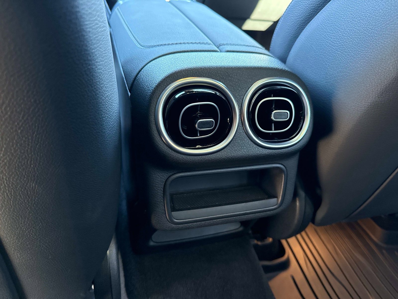 Used 2025 Mercedes-Benz GLC 350e 4MATIC image 17