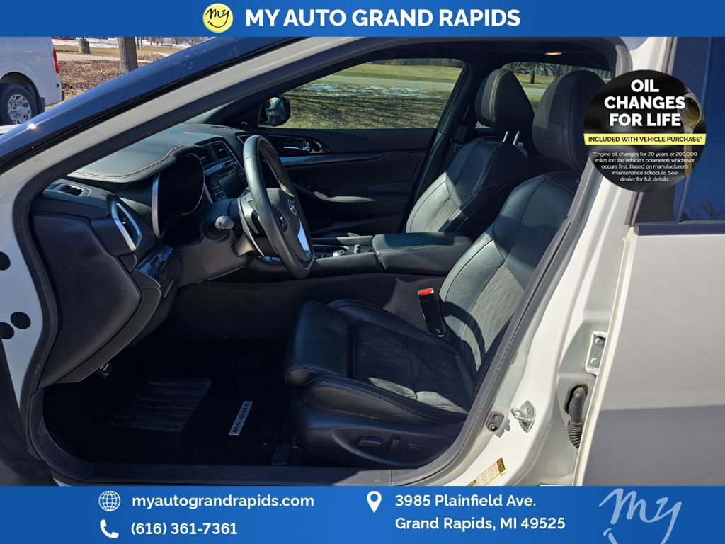 Used 2023 Nissan Maxima SR w/ Sport Mat Group image 9