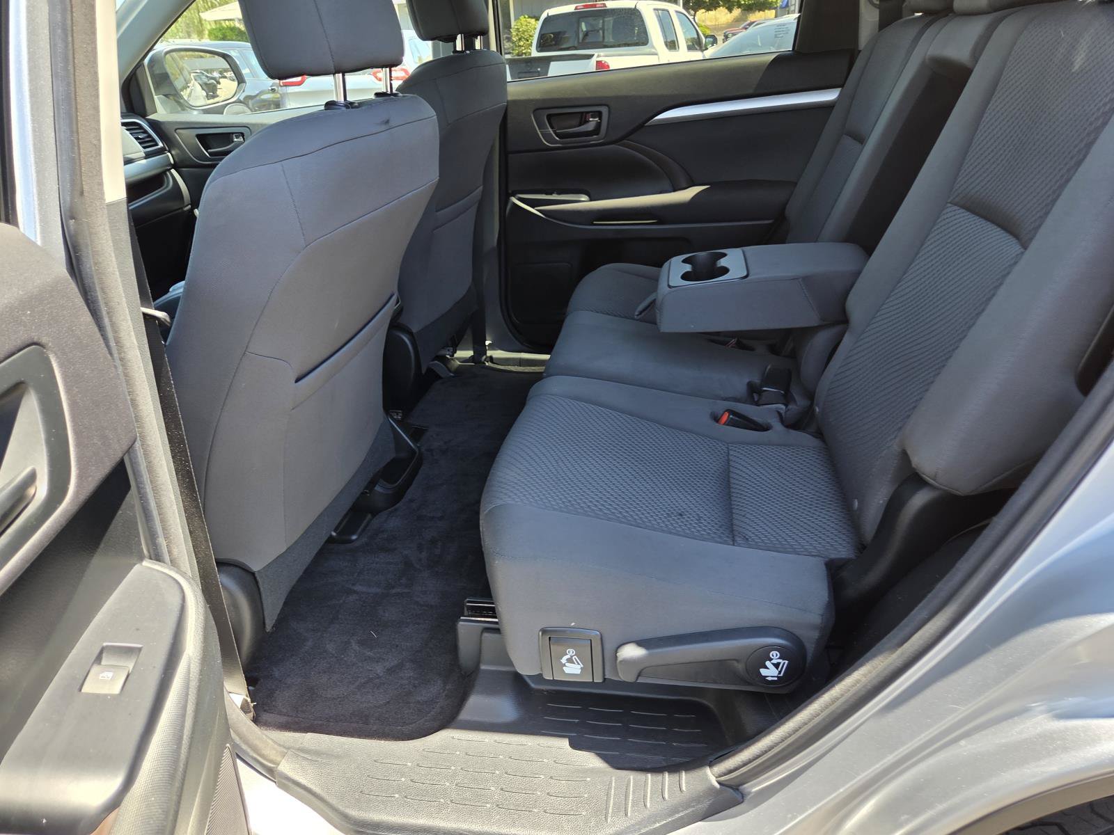 Used 2016 Toyota Highlander LE AWD/4WD image 14