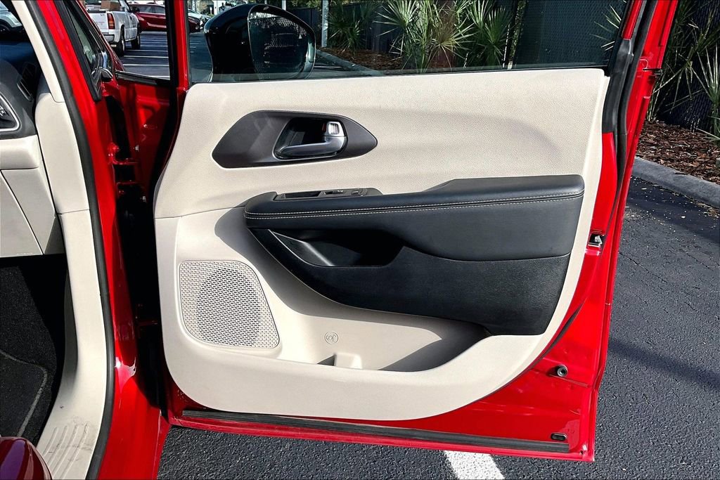 Used 2024 Chrysler Pacifica Touring-L image 28