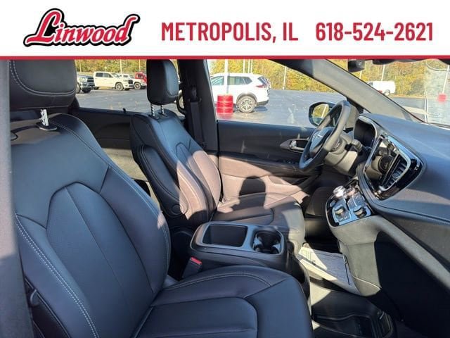 New 2026 Chrysler Pacifica Select FWD image 8