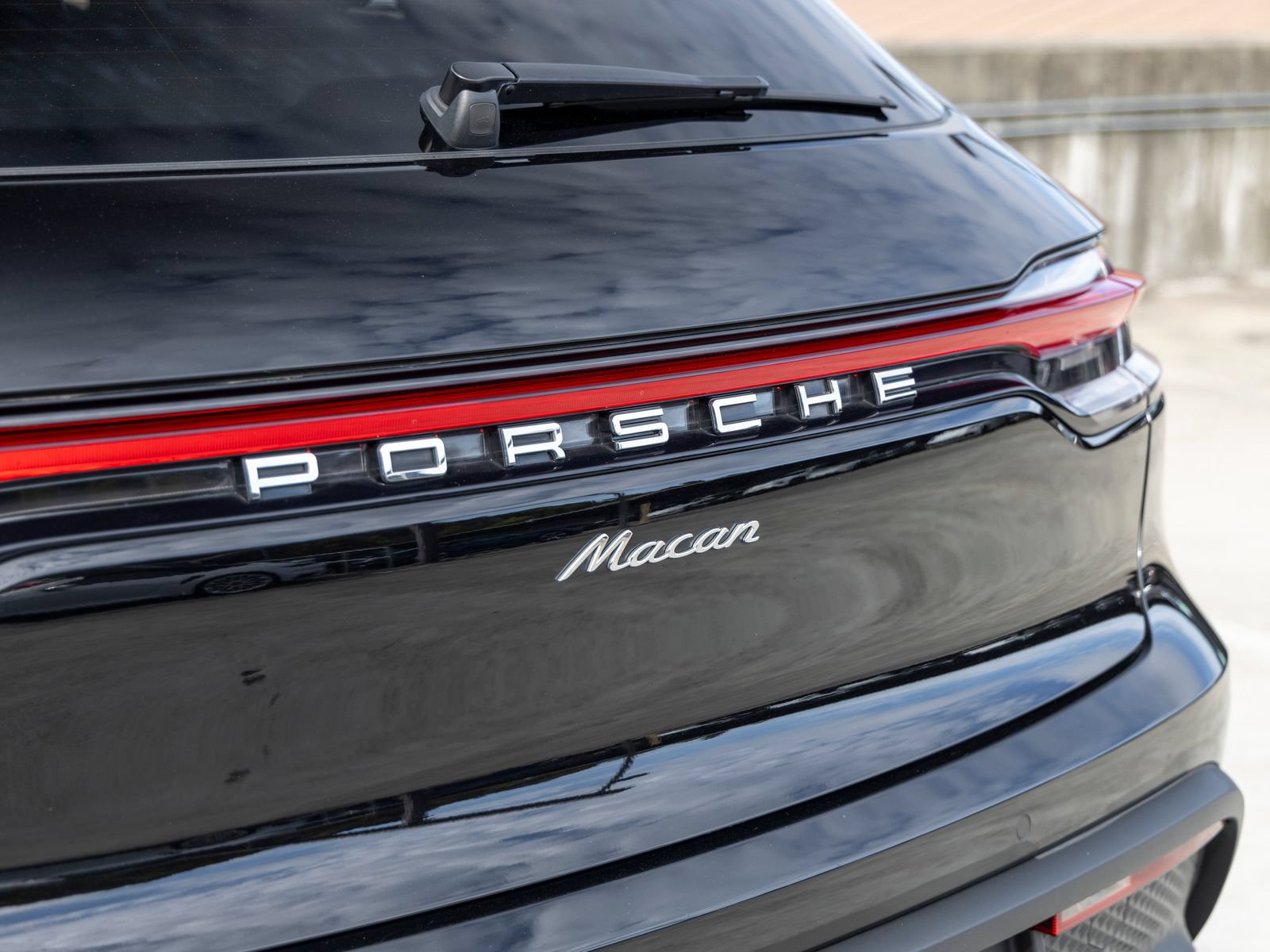 Certified 2023 Porsche Macan AWD/4WD image 23
