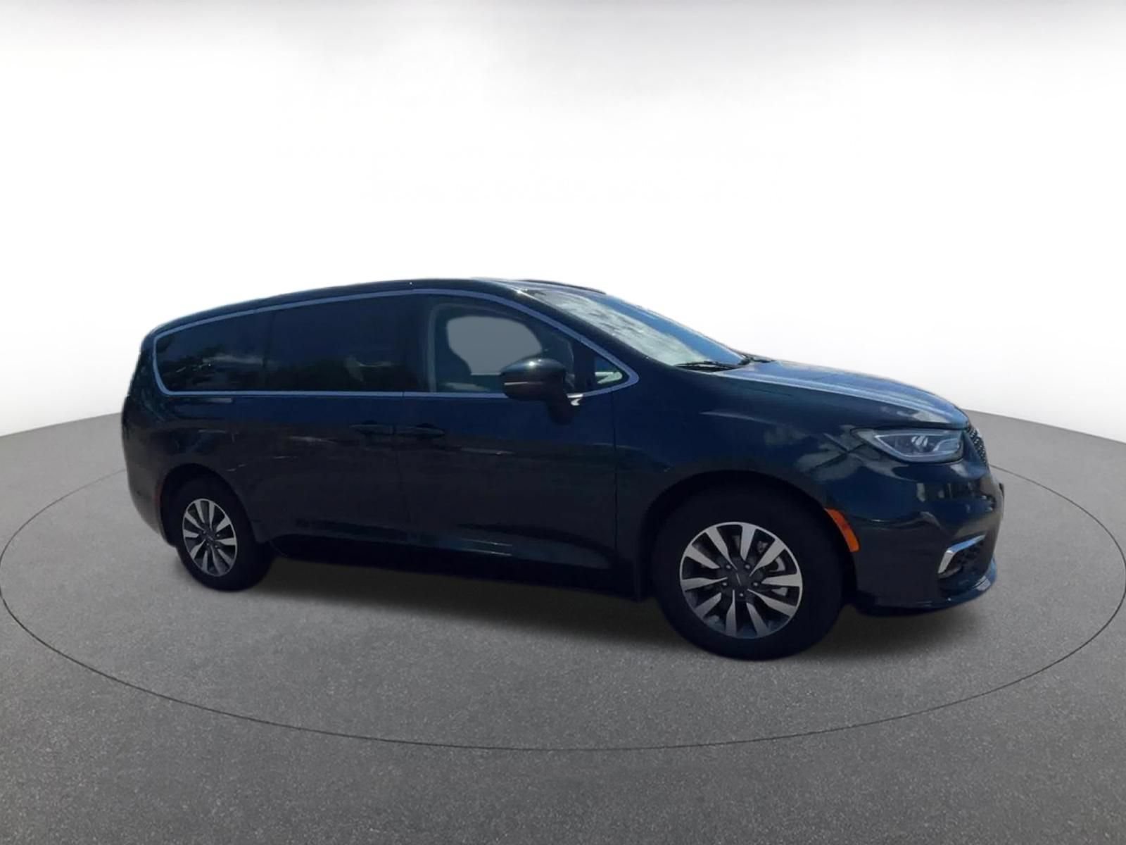 Used 2023 Chrysler Pacifica Touring-L FWD image 2