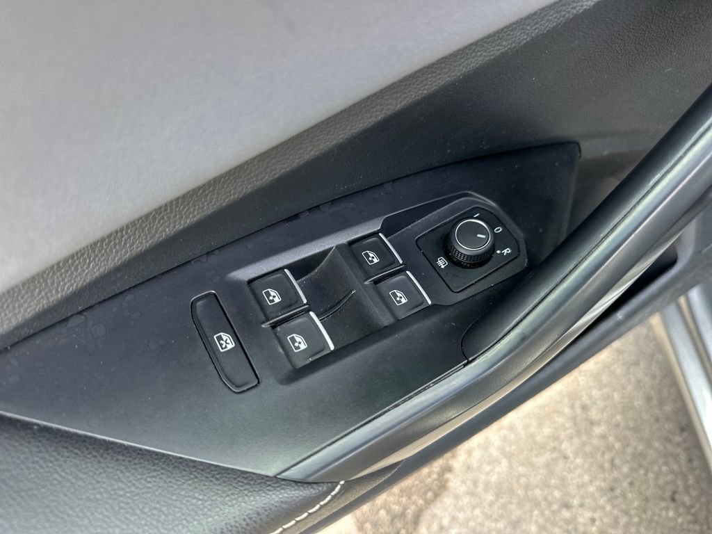 Used 2025 Volkswagen Jetta SE FWD image 12
