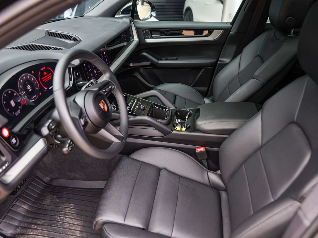 Certified 2025 Porsche Cayenne AWD/4WD image 16
