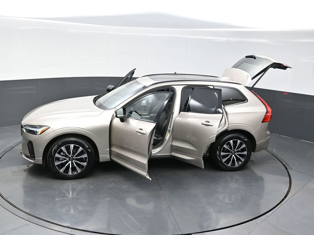 Used 2025 Volvo XC60 B5 Plus image 33