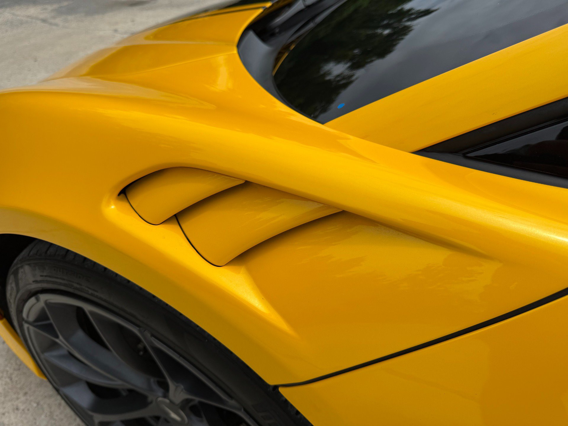 Used 2024 McLaren Artura RWD image 46