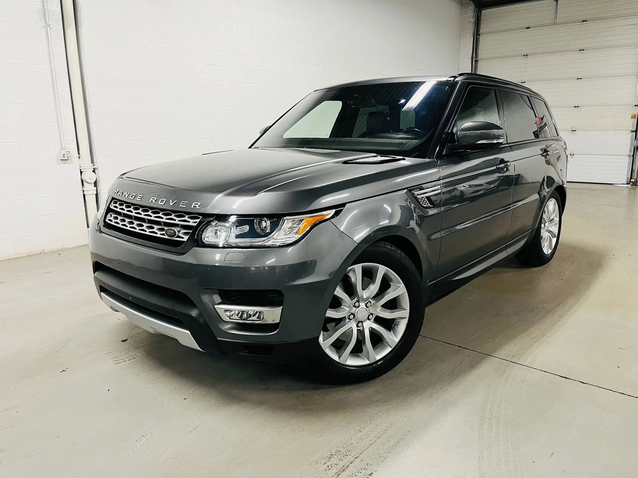 Used 2016 Land Rover Range Rover Sport HSE AWD/4WD image 1