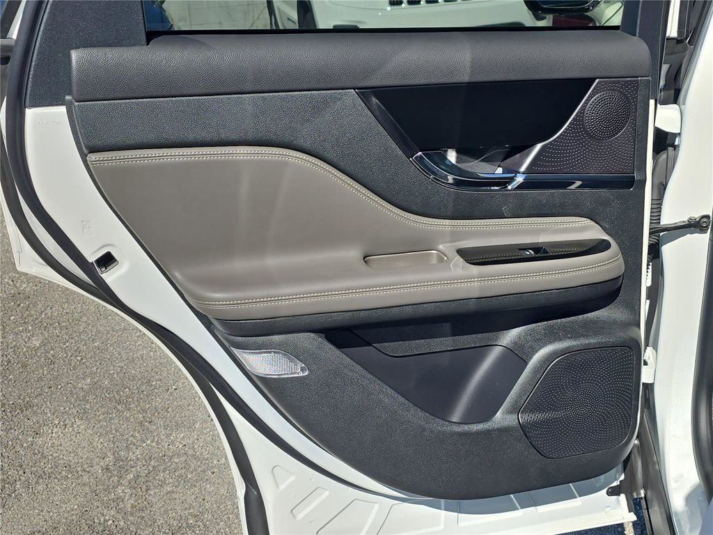 Used 2025 Lincoln Corsair Reserve w/ Jet Appearance Package image 12