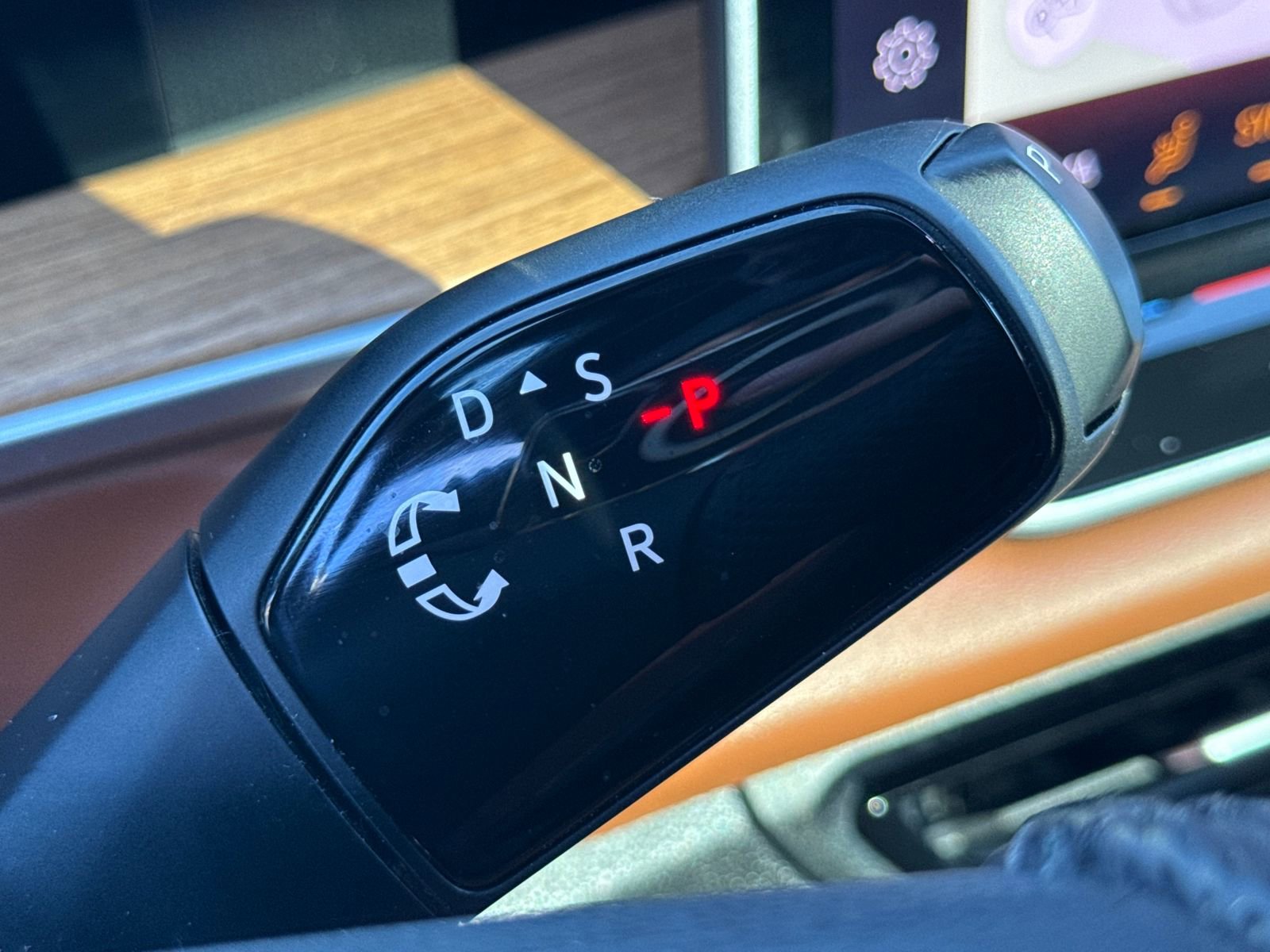 Certified 2025 Volkswagen Tiguan SEL R-Line image 25