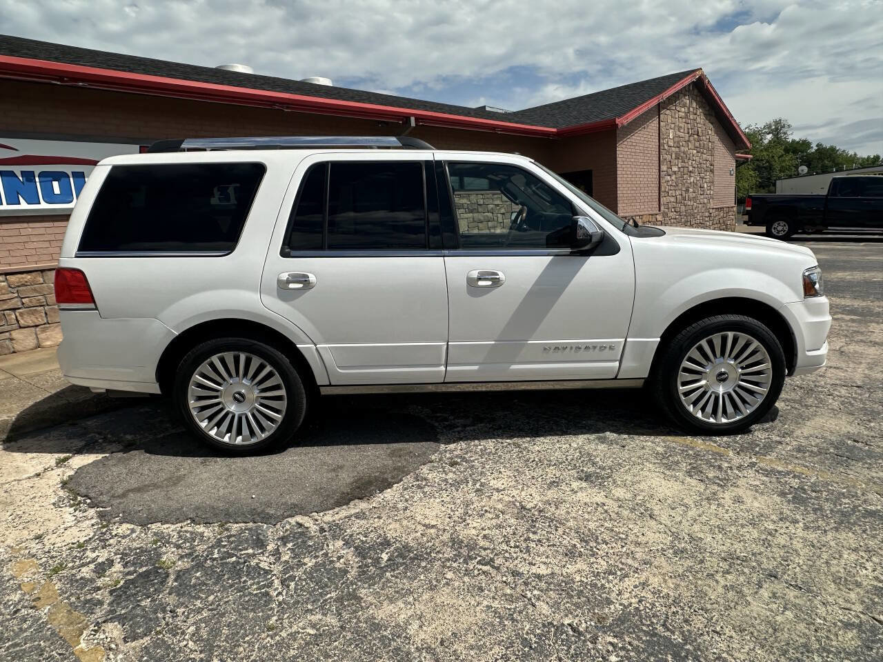 Used 2017 Lincoln Navigator Reserve RWD image 10