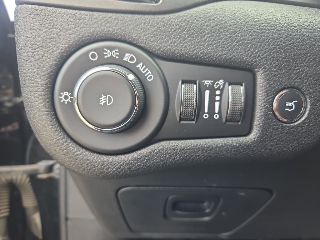 Used 2020 Jeep Cherokee Trailhawk image 30