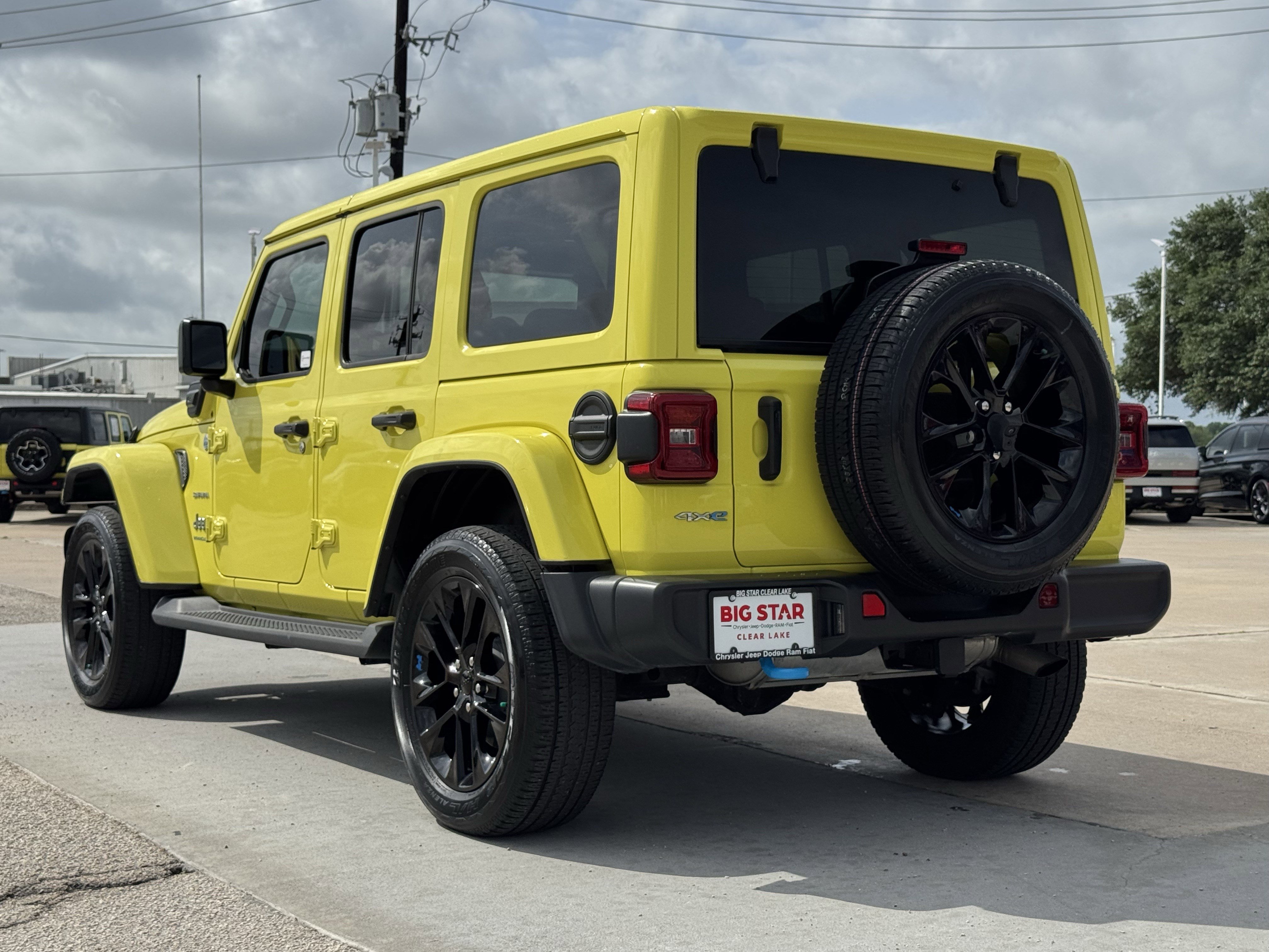 Used 2023 Jeep Wrangler Sahara AWD/4WD image 8