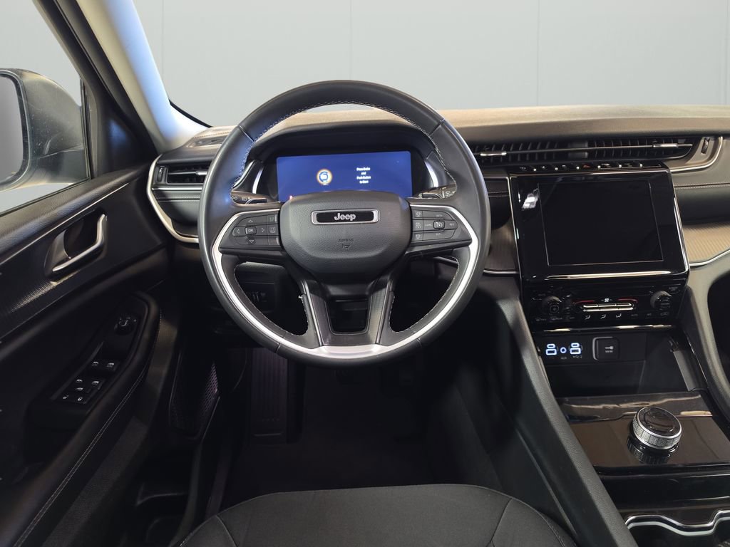Used 2023 Jeep Grand Cherokee Laredo AWD/4WD image 17