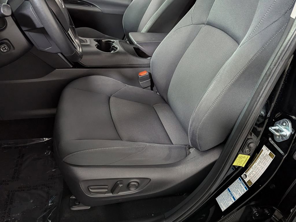 Used 2022 Toyota Venza LE image 18