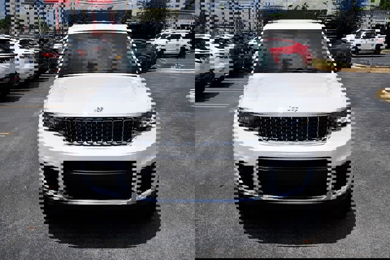 Used 2023 Jeep Grand Cherokee L Laredo image 2