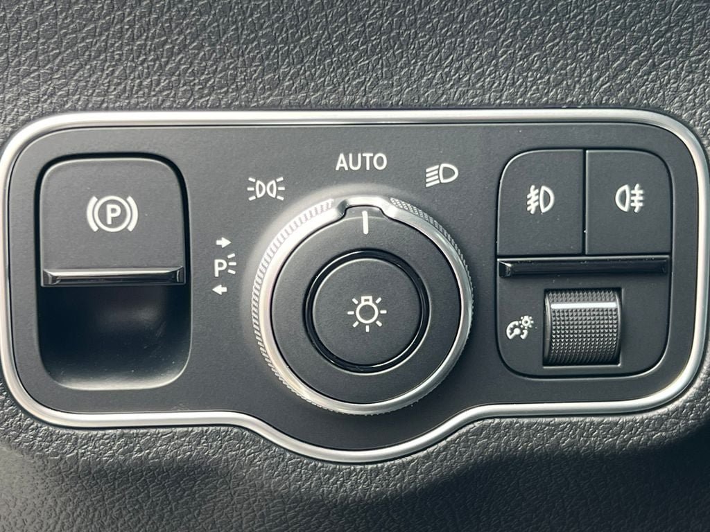 New 2026 Mercedes-Benz GLB 250 4MATIC image 17