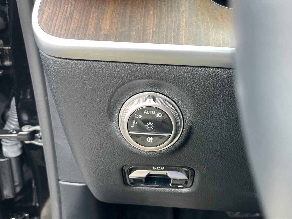 Used 2025 Mercedes-Benz C 300 4MATIC Sedan image 22
