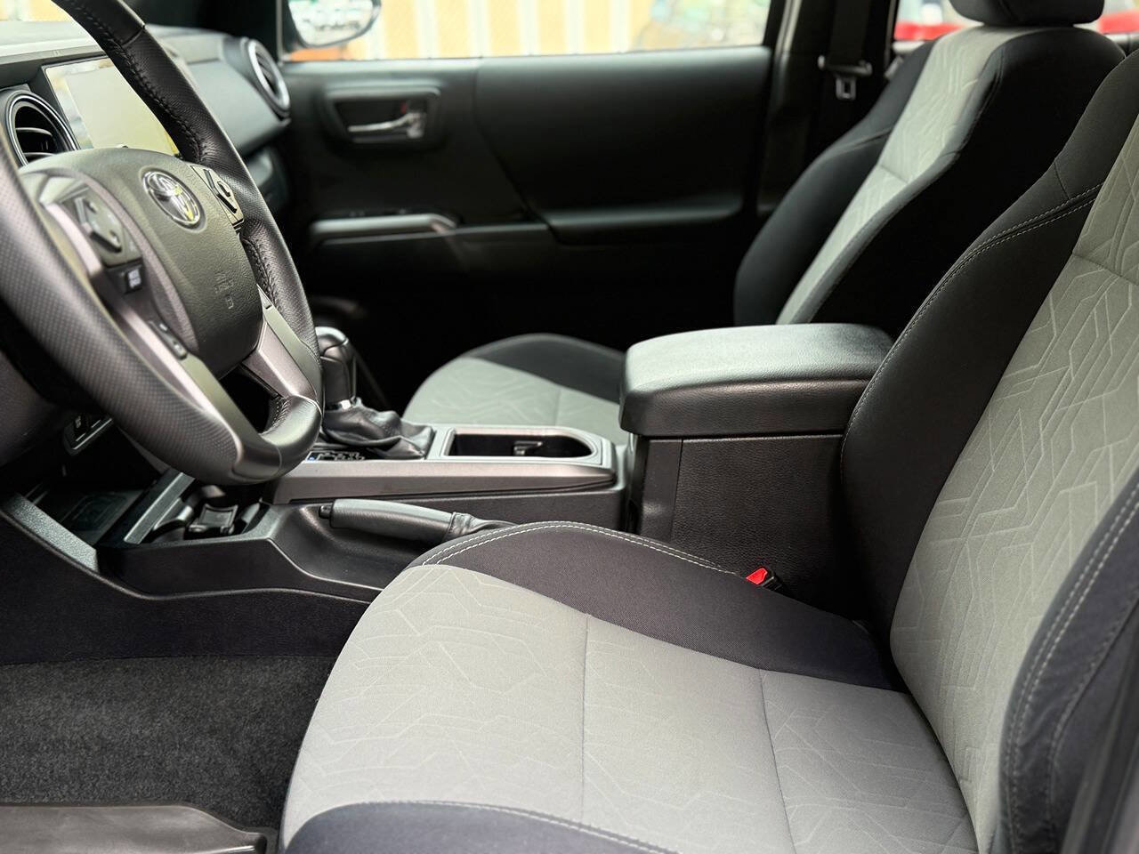 Used 2022 Toyota Tacoma TRD Off-Road image 10