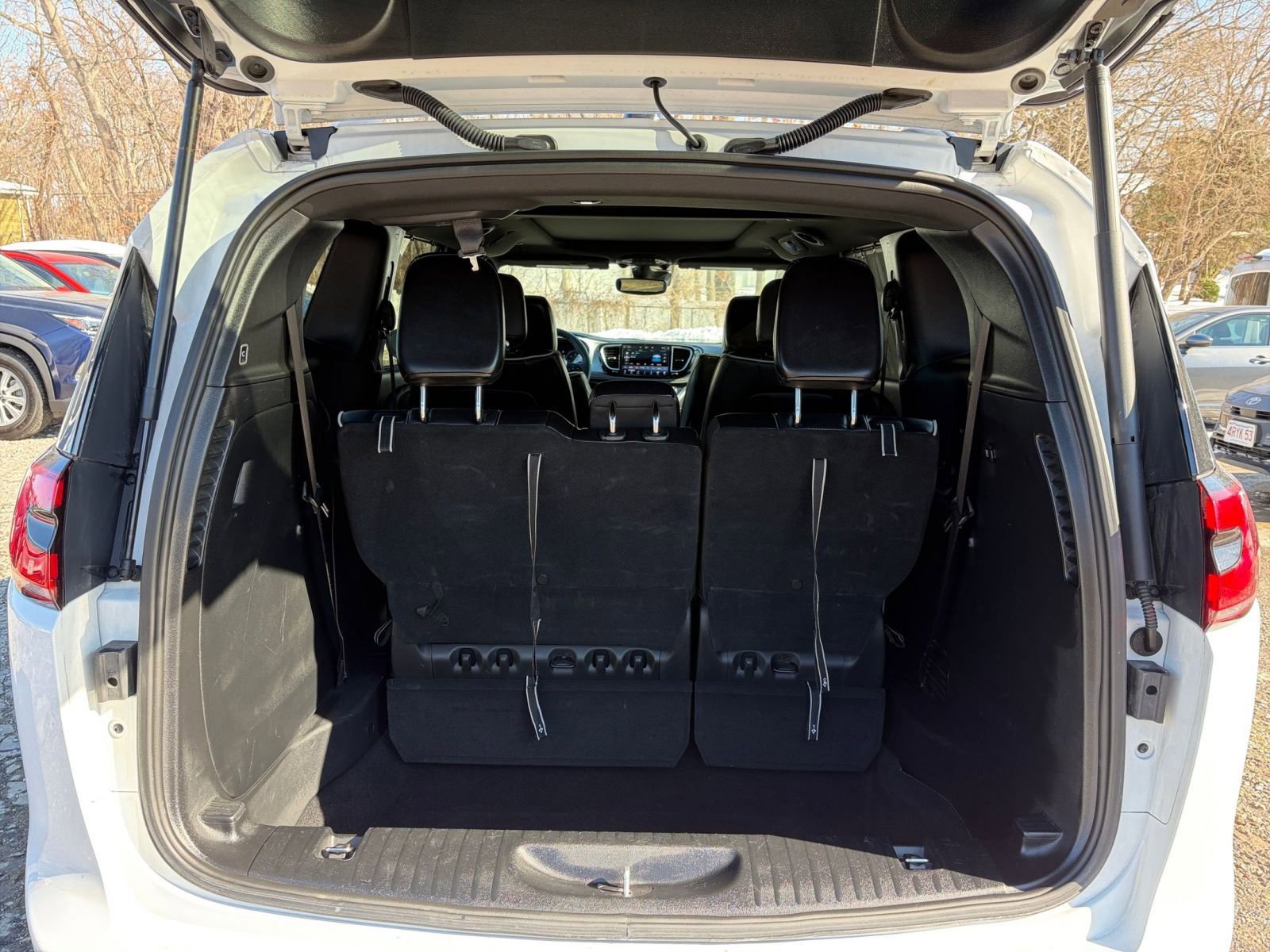 Used 2025 Chrysler Pacifica Limited image 34