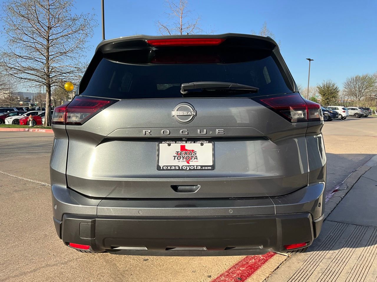 Used 2025 Nissan Rogue SV image 7