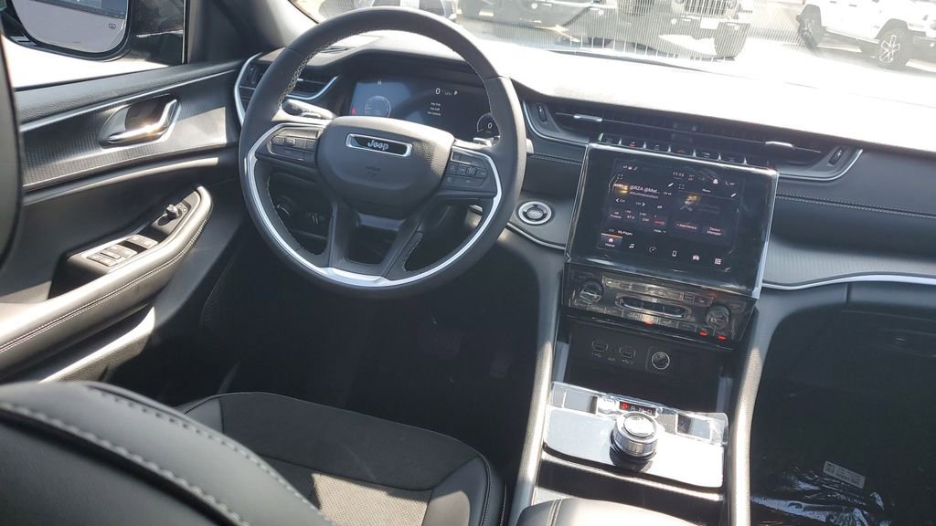 New 2025 Jeep Grand Cherokee L Altitude image 13