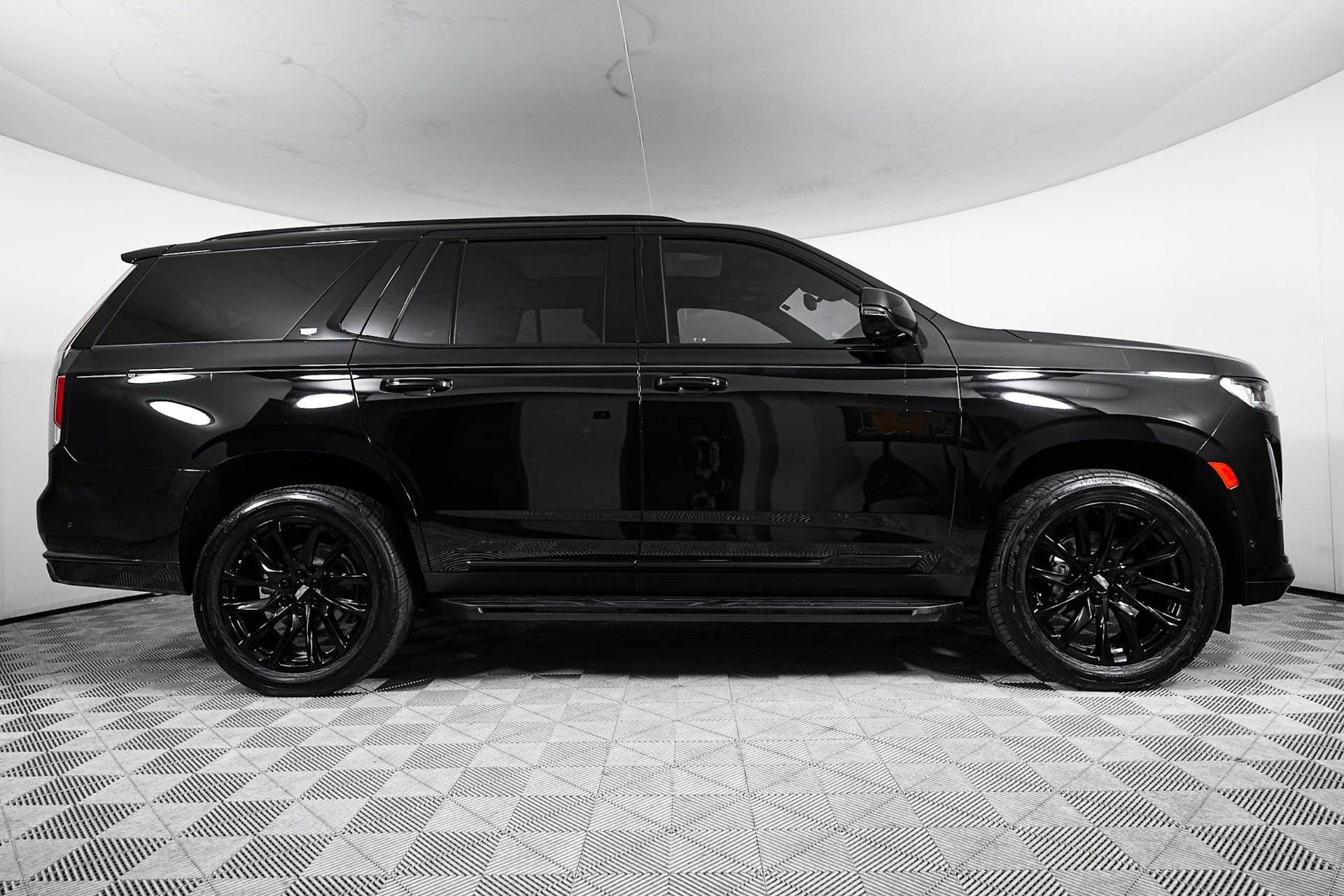 Used 2021 Cadillac Escalade Sport Platinum w/ LPO, ONYX Package image 5