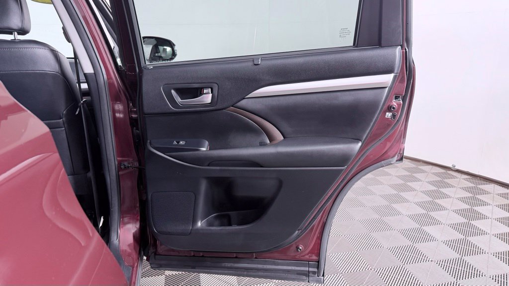Used 2017 Toyota Highlander XLE AWD/4WD image 31